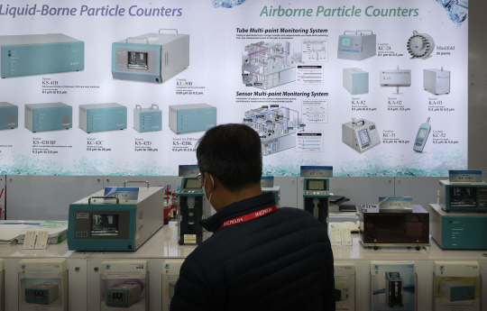 지난달 31일 서울 강남구 삼성동 코엑스에서 열린 반도체 박람회 '세미콘 코리아2024'를 찾은 관람객들이 전시장을 둘러보고 있다. [연합뉴스]